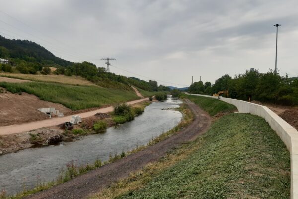 HWS-Wand südlich der Hörsel sowie Radwegverlauf nördlich der Hörsel