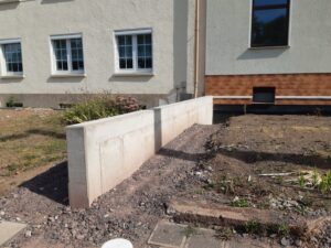 Herstellung einer Stützwand im Bereich der Vorgärten Tiefenbacher Allee, Aufnahme TLUBN 04.08.2022